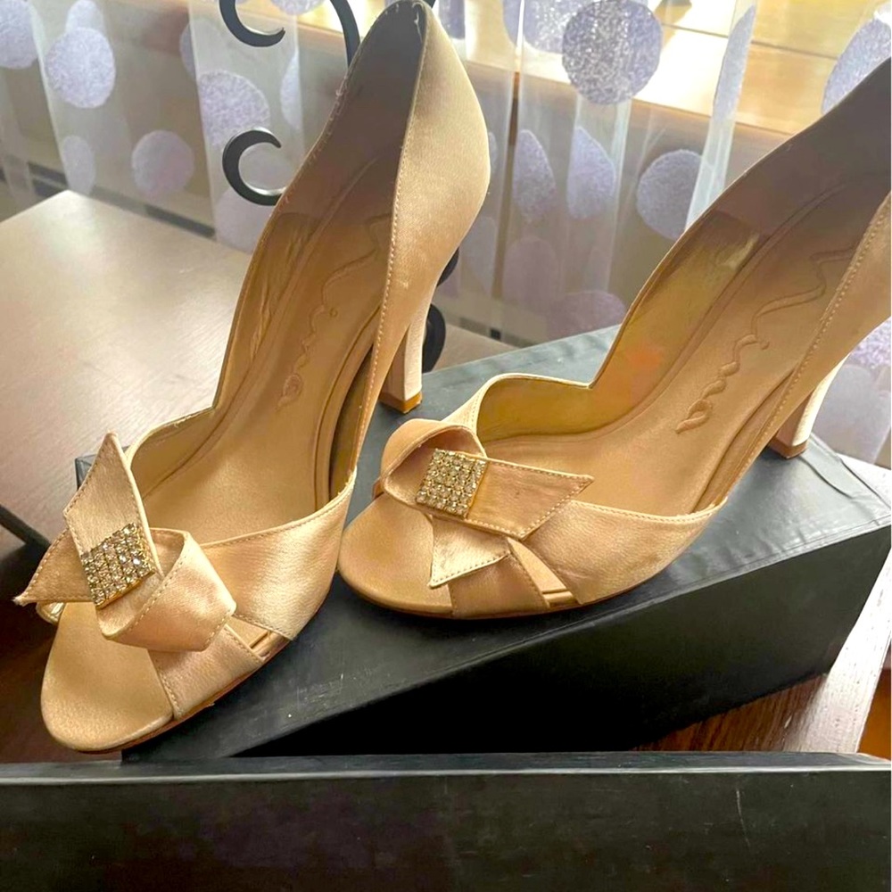 “Nina” beige satin shoes size 8